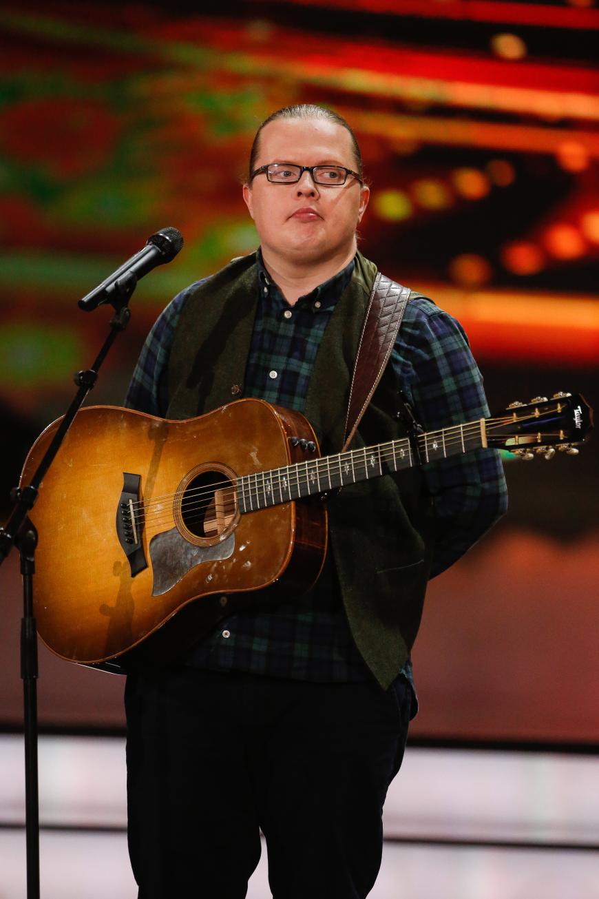 Heute steht Angelo mit Brille auf der Bühne – die Haare sind aber noch genauso lang wie vorher. 2006 brachte er zusammen mit seinen Geschwistern ein Weihnachtsalbum raus, und auch beim Comeback 2017 wollte er nicht fehlen!