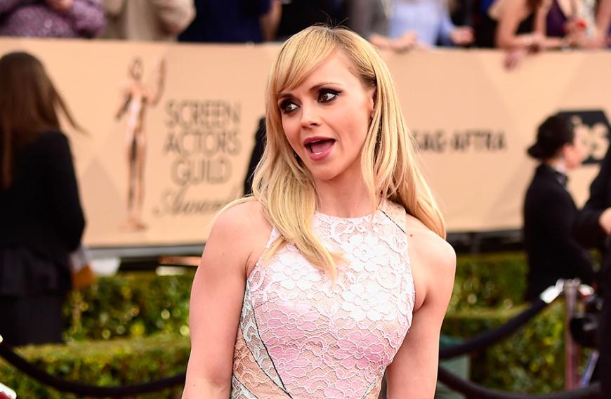Auch Schauspielerin Christina Ricci hat eine merkwürdige Angst. Sie mag keine Hauspflanzen. Die Phobie nennt sich Botanophobia. Betroffene finden Hauspflanzen so dreckig, dass sie sie nicht gießen können. Ricci sagt: “Wenn ich eine anfassen soll, flipp ich aus.”