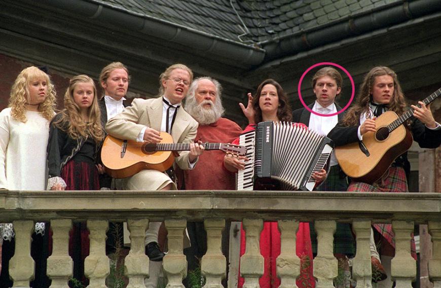 John Michael Kelly und seine Familie 1998. Er spielte in der Band Schlagzeug und Gitarre.