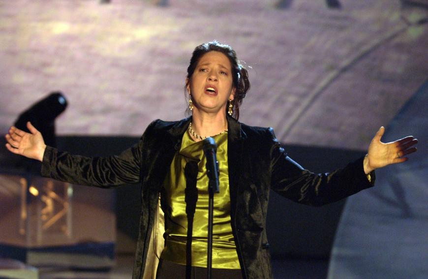 Kathy Kelly ist die älteste Tochter der Kelly Family. Das Bild wurde 2001 aufgenommen. Sie war schon immer sehr musikalisch und spielte Violine, Akkordeon und Keyboard. Sie hat bereits mehrere Soloalben veröffentlicht.