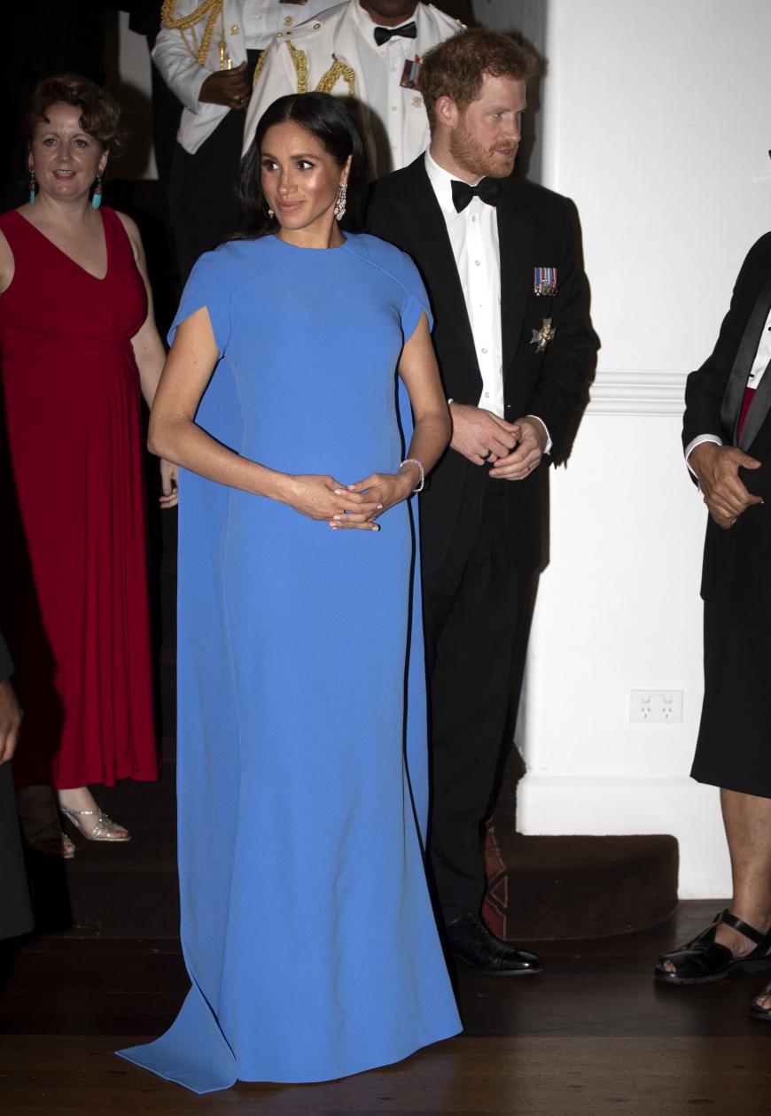 In einem bodenlangen blauen Kleid begeisterte Herzogin Meghan beim Staatsdinner mit Jioji Konrote, dem Präsidenten der südpazifischen Nation. Das Dress der Marke Safiyaa, wurde von Daniela Karnuts designt und kostet umgerechnet 1.241 Euro.
