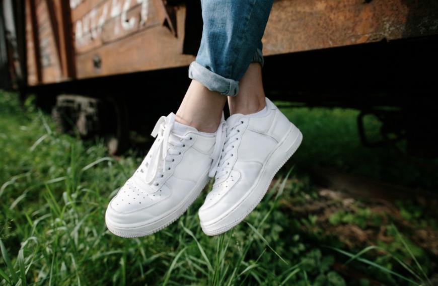 Es gibt viele günstige und dennoch qualitativ hochwertige Sneaker. 
