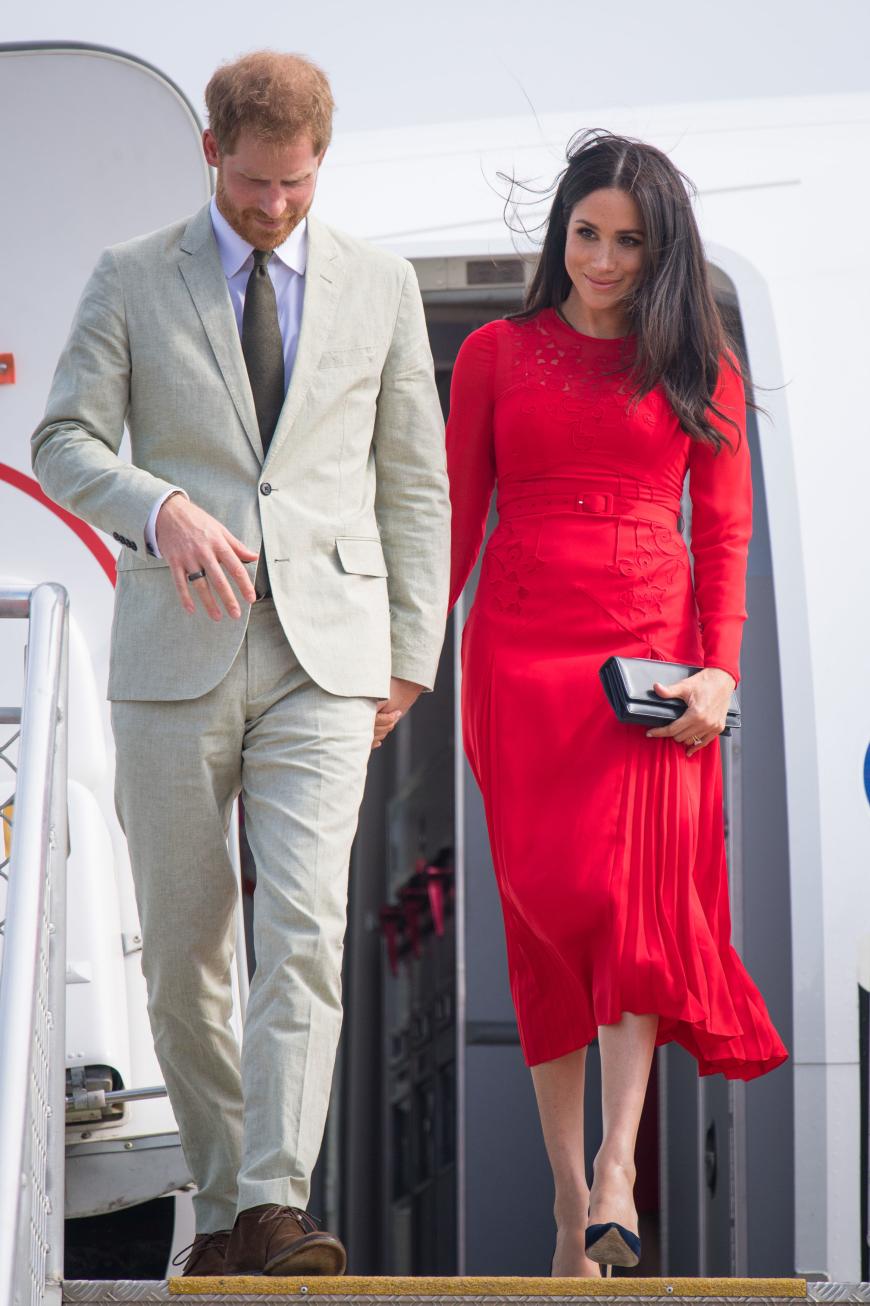 Kurz nach ihrer Ankunft in Tonga präsentierte sich Herzogin Meghan in einem wunderschönen 390-Euro-Kleid von