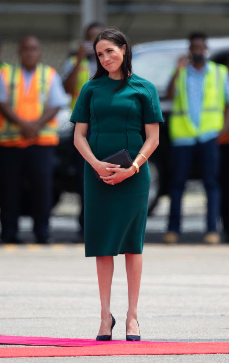 Herzogin Meghan und Prinz Harry waren zum Abschied ihres Fidschi-Besuches auf einem Event, das am Flughafen von Nadi stattfand. Meghan trug dort ein dunkelgrünes Kleid des taiwanisch-kanadischen Modedesigners Jason Wu im Wert von umgerechnet 1.485 Euro.