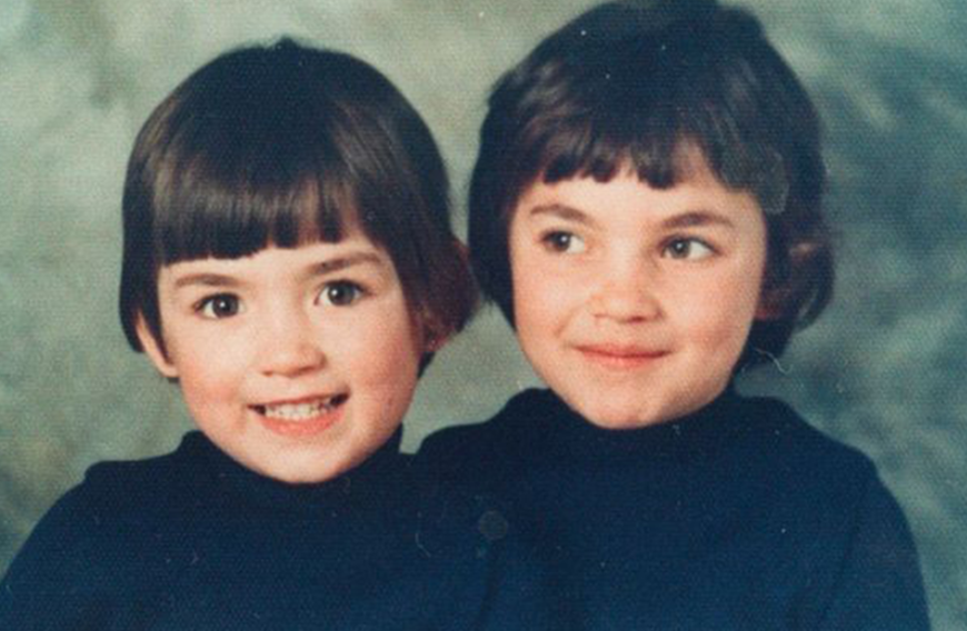 Mae 1976 mit ihrer großen Schwester Heather. Die wurde 1987 von ihren Eltern getötet.
