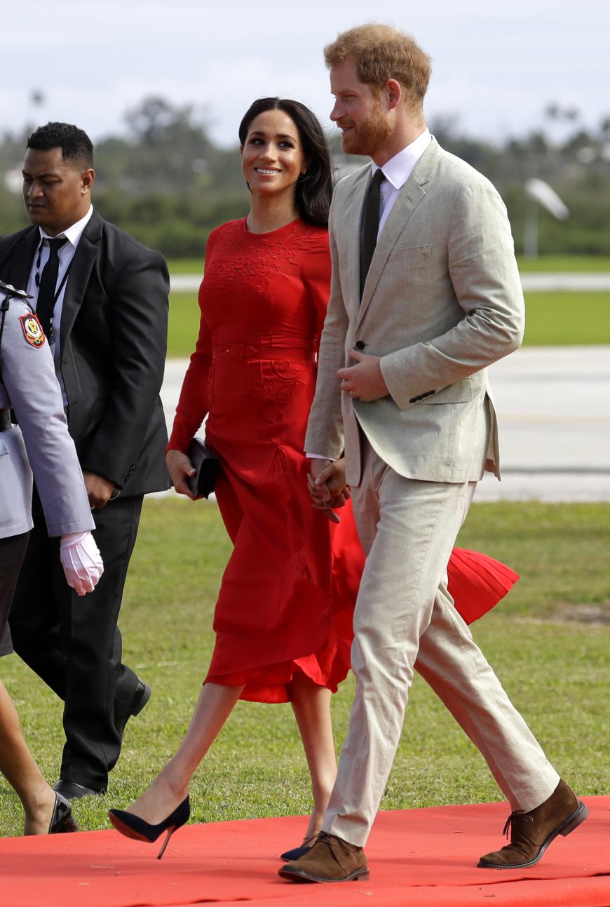 An der Seite ihres Mannes strahlte sie mit ihrem Dress um die Wette. Doch Meghans Stilistin passierte bei diesem Look ein peinlicher Faux-Pas, der international für Schmunzeln sorgte.