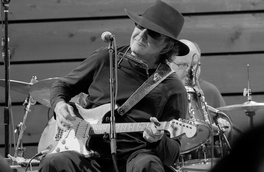 Eine Musiklegende ist von uns gegangen. Rocker Tony Joe White ist im Alter von 75 Jahren verstorben. Er erlag in seinem Haus in Nashville einem Herzanfall, teilte seine Plattenfirma mit. Die Songs
