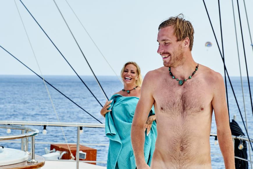 Wie schön! Martin bringt Gina-Lisa wieder zum Lachen – oder sieht er von hinten einfach so lustig aus?