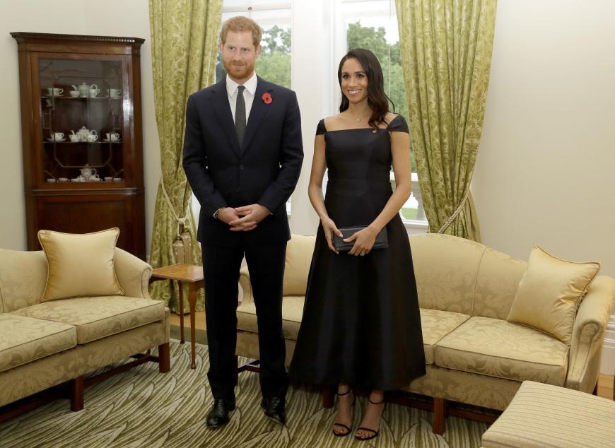 Ein schwarzer Traum. Beim Treffen mit Premierministerin Jacinda Ardern in Wellington setzte Herzogin Meghan auf ein Midi-Kleid mit ausgestelltem Rock.