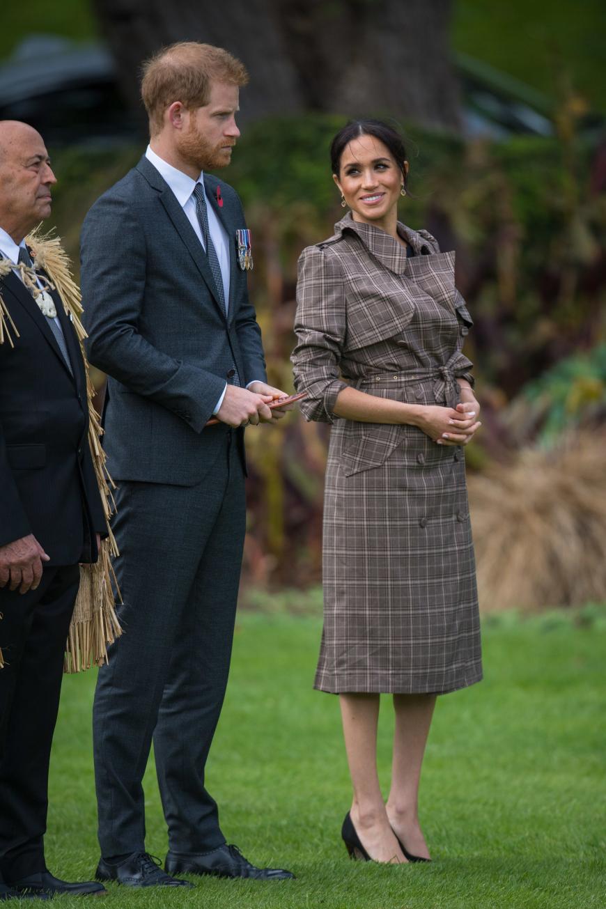 Für den Empfang im Regierungshaus warf sich die Herzogin von Sussex in einen karierten Mantel von Karen Walker für knapp 485 Euro.