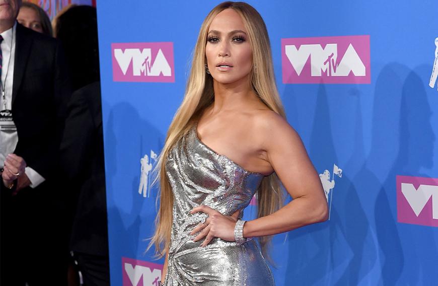 Mit diesen Armen kann sie Autoreifen werfen: Jennifer Lopez setzt ihren Bizeps im Abendkleid in Szene.
