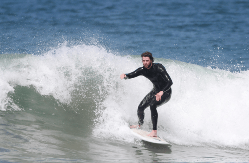 Als echter Australier wurde Liam Hemsworth das Surfen praktisch in die Wiege gelegt. Doch das gefährliche Hobby sollte den „Hunger Games“-Star einmal fast das Leben kosten. „Meine Fußschnur hatte sich im Wasser komplett um meinen Körper gewickelt. Ich schaffte es nicht mehr an die Oberfläche.“ Auch wenn der Schauspieler nochmal Glück im Unglück hatte und sich letztendlich befreien konnte, scheint ihn das nicht vom Wellenreiten abzuhalten: „Die Angst zu sterben, das ist Teil des Spaßes daran.“