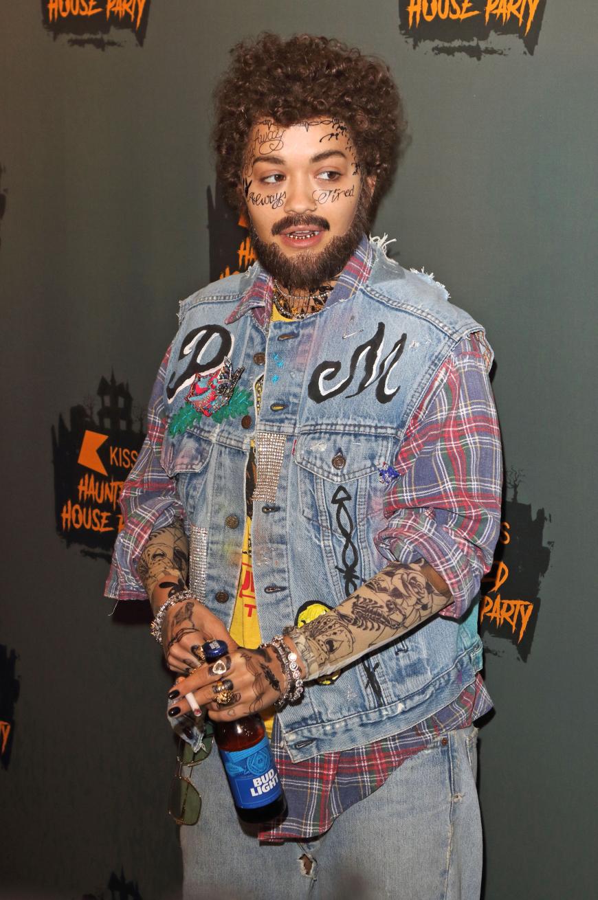 Mit diesem Kostüm schießt Rita Ora den Vogel ab! Die Sängerin ist als Rapper Post Malone kaum zu erkennen.