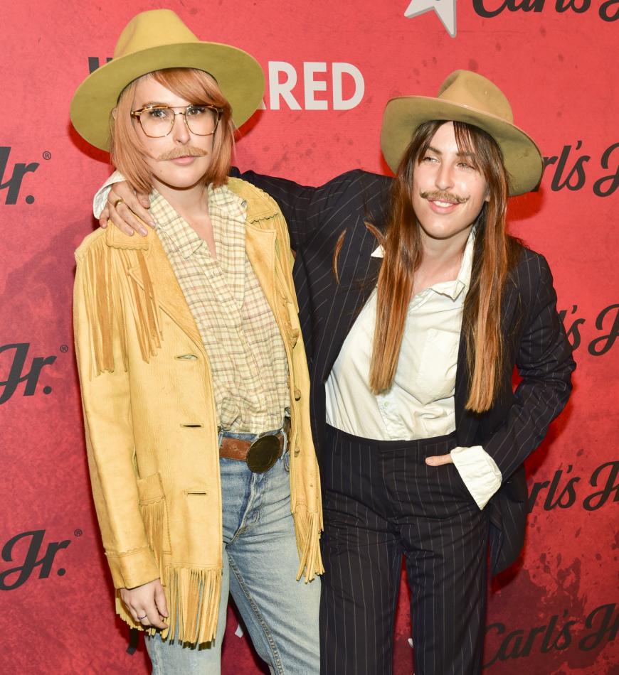 Jihaa! Rumer Willis (r.) und ihre Schwester Scout lassen ihren inneren Cowboy raushängen. Schicke Schnurrbärte!