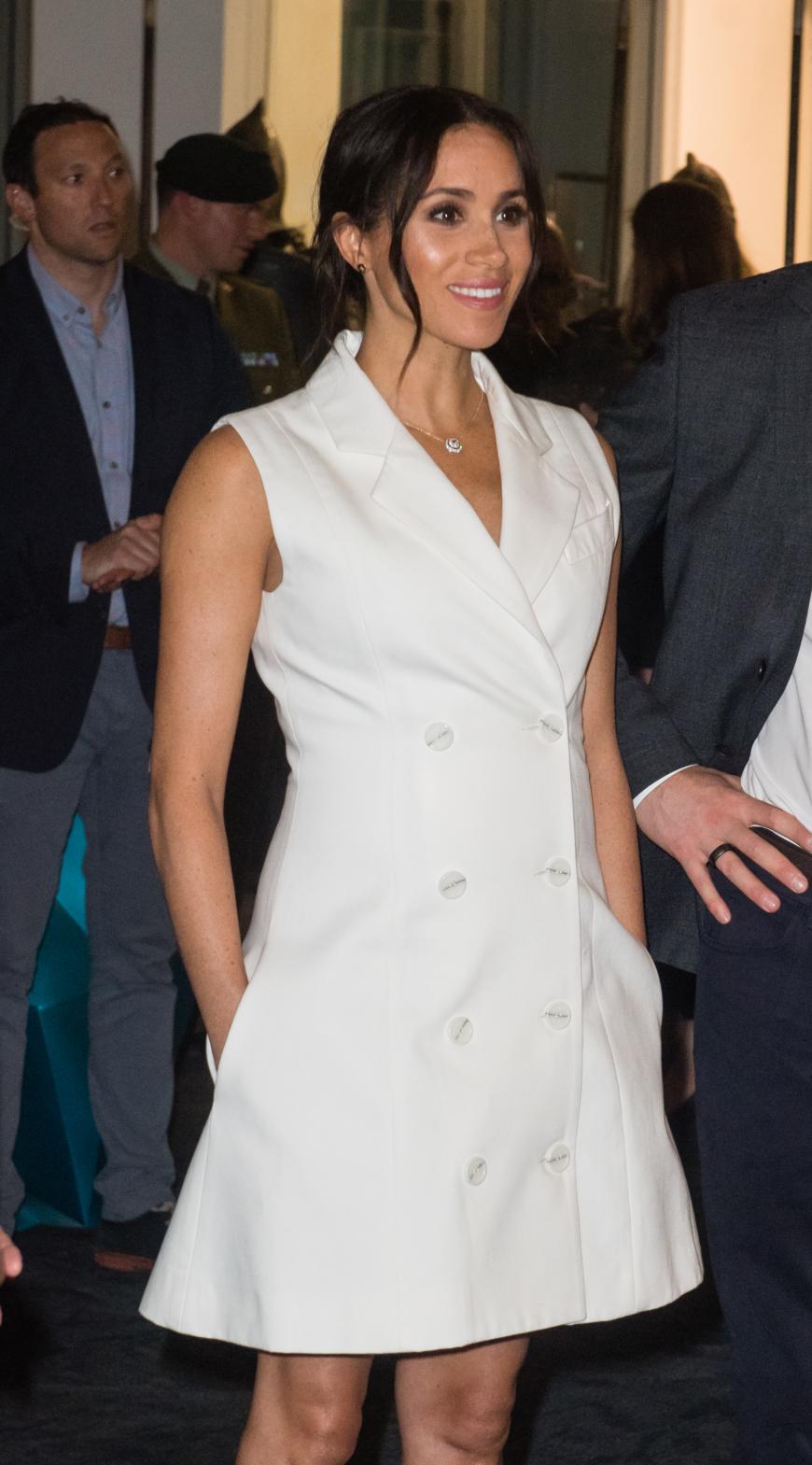 Herzogin Meghan bezaubert in Wellington in einem weißen Blazer-Kleid.