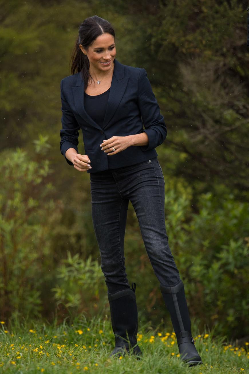 Superlässig erschien Meghan hingegen bei der Segnung des Native Walds am North Shore. In einer dunklen Jeans von J.Crew (143 Euro) und einem schwarzen Shirt für nur 38 Euro von Lavender Hill Clothing überraschte sie viele. Ihr Blazer stammt aus der Feder von Karen Walker und kostet knapp 287 Euro. In Gummistiefeln von Muck Boot Company für knapp 150 Euro stapfte sie durch den Matsch. Die Herzogin von Sussex ist sich eben für nichts zu schade.