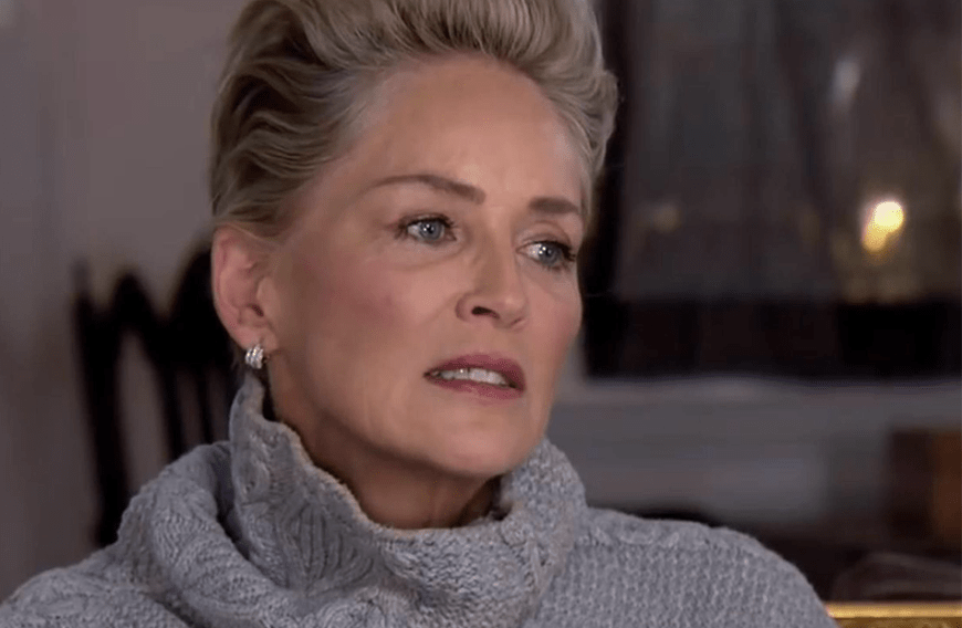Als Sharon Stone 2001 eine Gehirnblutung erlitt, rechneten ihr die Ärzte eine Überlebenschance von gerade mal fünf Prozent aus. Jahre später berichtete die Schauspielerin von ihrer Nahtoderfahrung: „Ich glaube, dass ich gestorben bin. Dieser gigantische Lichtstrudel hat mich umgeben. Er wurde zu weißem Licht.“ Und dann sah sie nach eigener Aussage geliebte Menschen, die bereits tot waren. Plötzlich wurde Stone aus dem Licht gerissen und „ich war zurück in meinem Körper“.