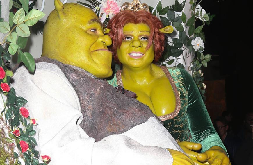 2018: Heidi Klum verkleidet sich als giftgrüne Prinzessin Fiona, ihr Freund (und jetziger Ehemann) Tom Kaulitz wirft sich in das Kostüm vom Original Shrek aus dem gleichnamigen Film. Die beiden werden über Stunden von Maskenbildnern gestylt - mit Erfolg. Die Modelmama und ihr Schatz sehen den Filmfiguren zum Verwechseln ähnlich.