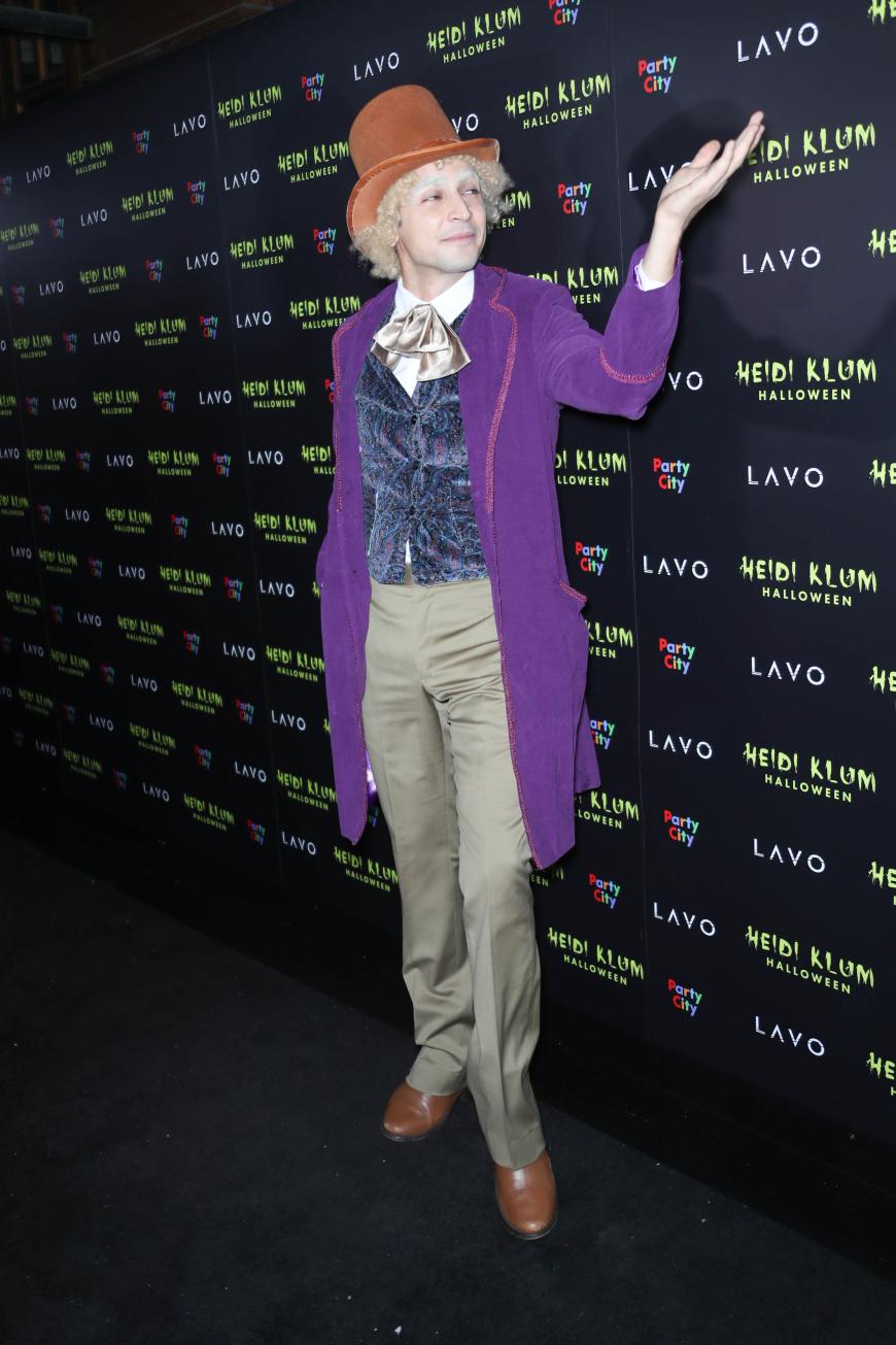 Modedesigner Zac Posen kommt schick gekleidet als Hutmacher zur Party seiner guten Freundin.