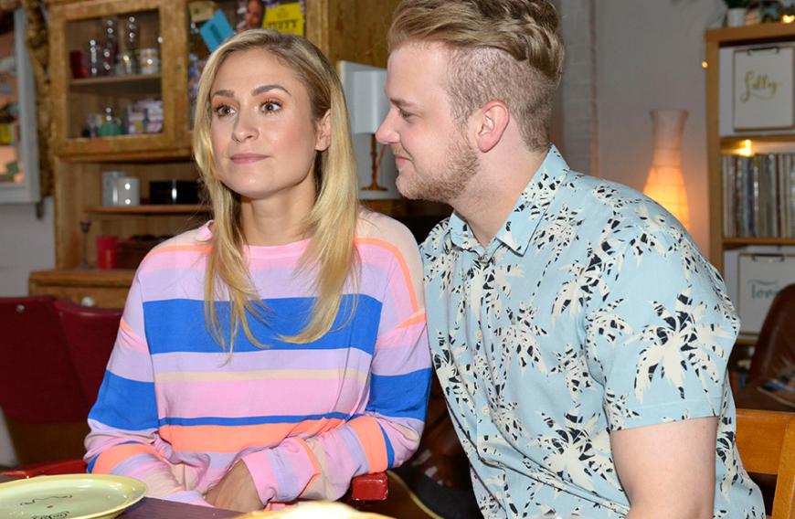 Schauspielerin Lea Marlen Woitack hat eine drastische Entscheidung getroffen! Sie verabschiedet sich von ihrer Rolle Sophie. Damit endet nicht nur ihre Affäre mit Jonas ...