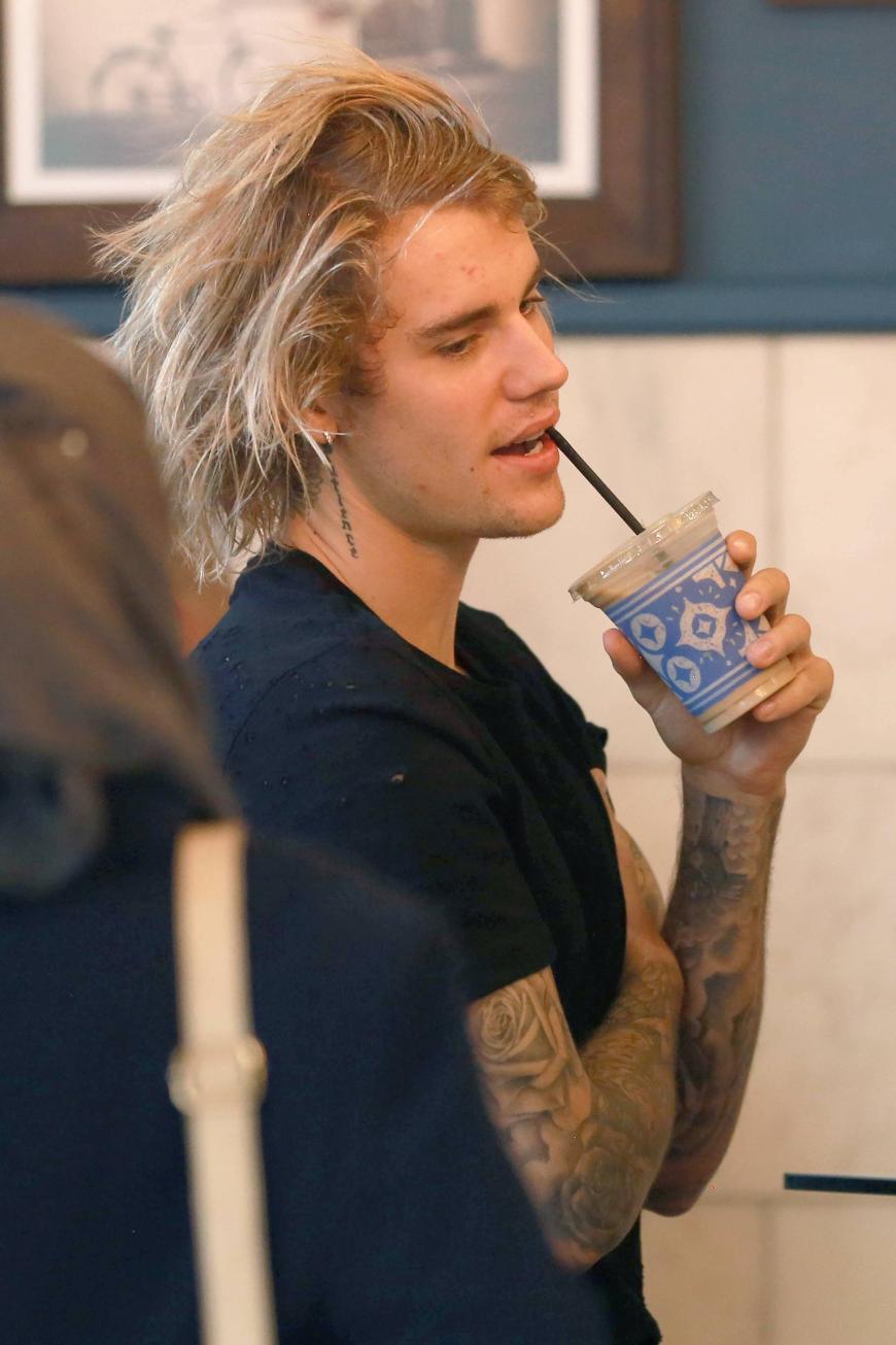 ... Justin Bieber soll über seiner rechten Augenbraue einen winzigen, filigranen Schriftzug für seine Hailey tragen.
