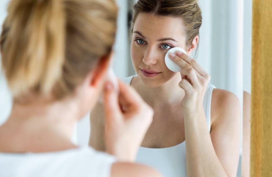 Um das Gesicht gründlich von Make-up und Schmutz zu befreien, ist nicht unbedingt Wasser notwendig.