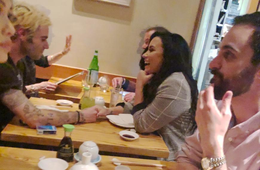 Demi Lovato & Henry Levy: Sie haben miteinander gelacht, Händchen gehalten und grinsten sich breit an, berichteten Augenzeugen, die beim Sushi-Date der beiden anwesend waren.