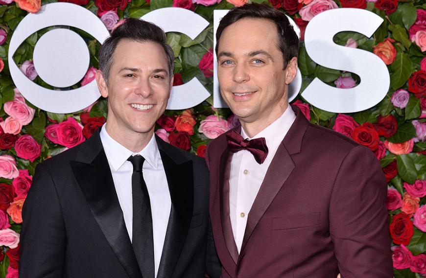 Jim Parsons und der Grafikdesigner Todd Spiewak waren 14 Jahre lang liiert, bevor sie sich 2017 dazu entschieden, zu heiraten. Die beiden lernten sich bei einem Blinddate kennen, bei dem sie sogar Karaoke sangen. In einem Liebes-Posting erklärte der