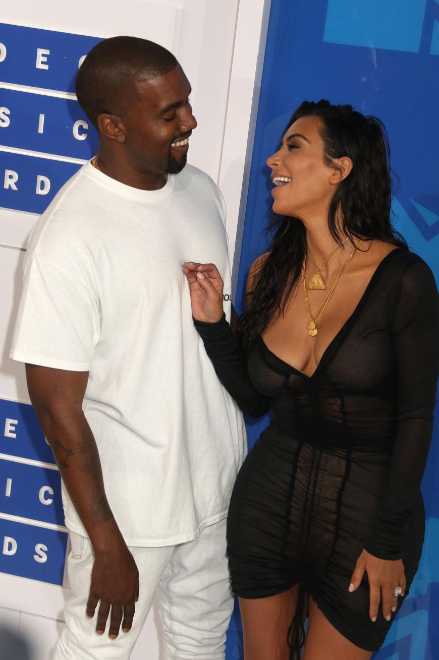 Kim Kardashian kann über die Sex-Geständnisse ihres Ex-Freundes lachen. Ob Kanye West das auch so sieht?