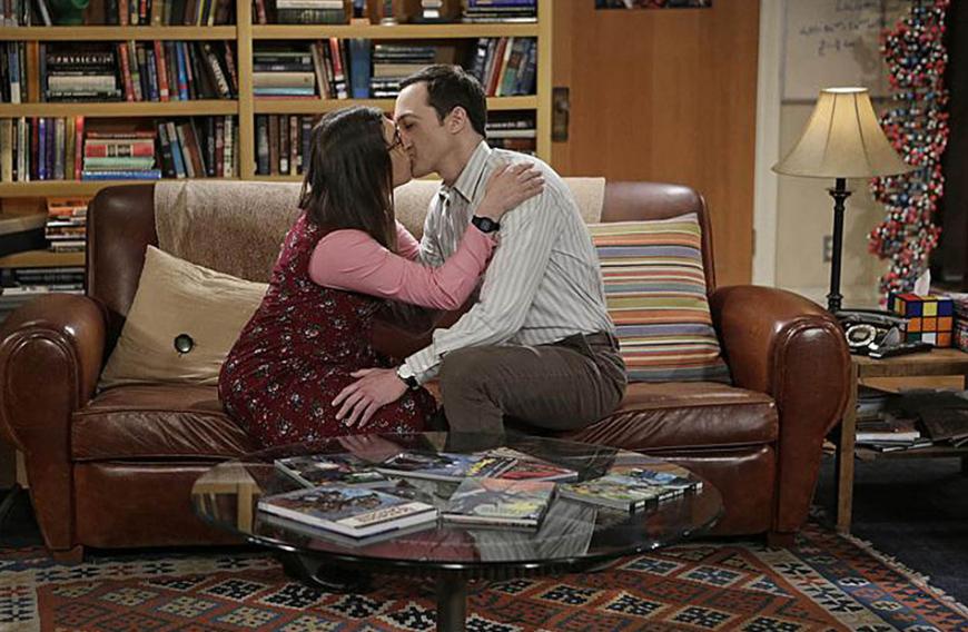 Nachdem Raj und Howard Sheldon (Jim Parsons) heimlich auf einer Dating-Webseite anmeldeten, lernte der Supernerd Amy (Mayim Bialik) kennen. Aller Anfang war schwer, denn die Beziehung der beiden beginn rein platonisch, doch nach vier Jahren kommt es in Staffel 7 endlich zum Kuss.