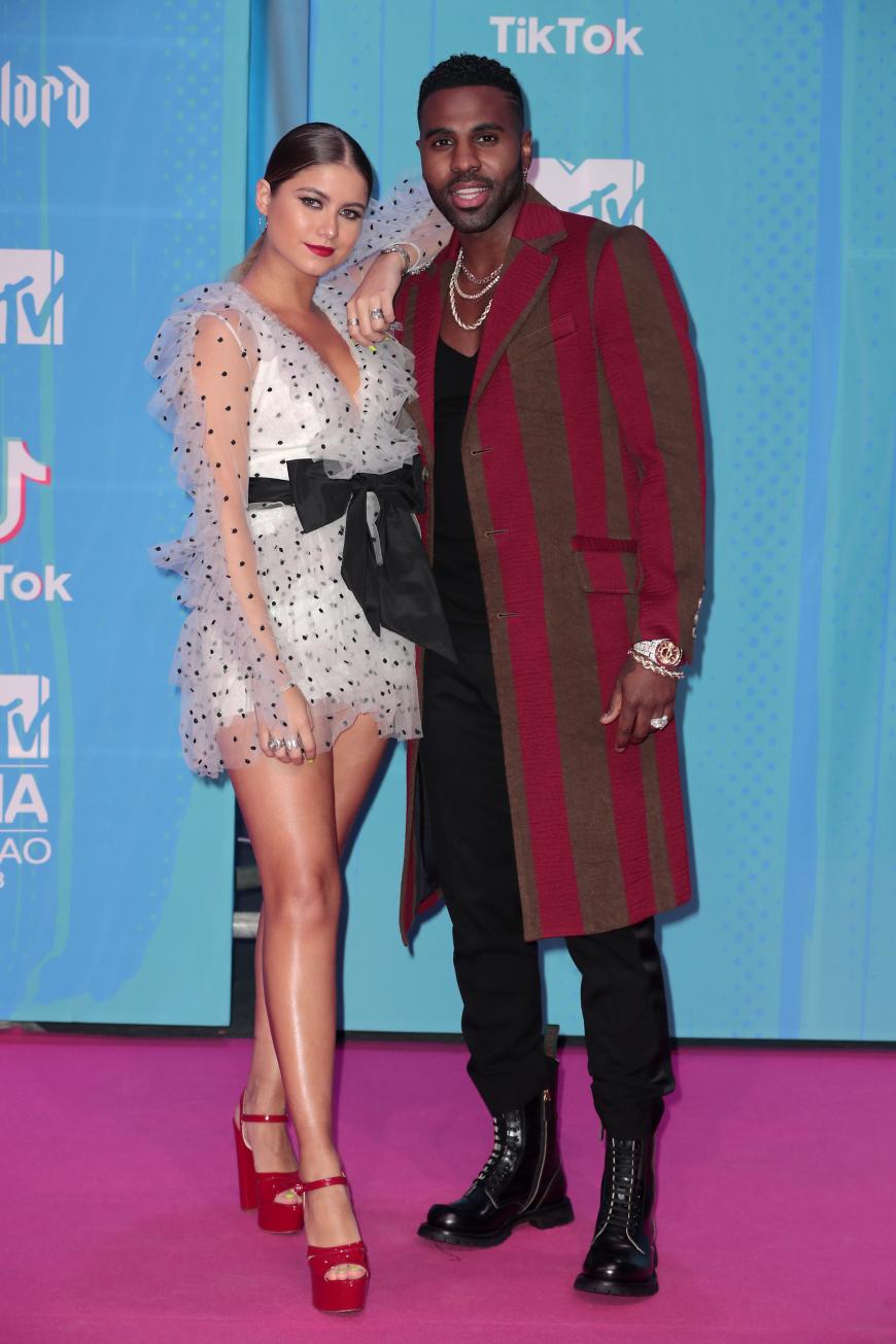 Sängerin Sofia Reyes und Jason Derulo sind nicht nur Kollegen, sondern offenbar auch gute Freunde. Gemeinsam lassen sie sich von den Fotografen ablichten.