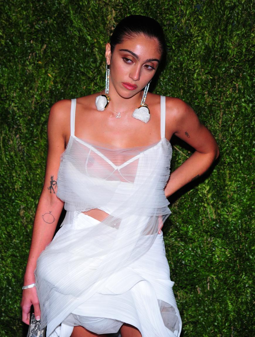 Huch, war dieser Look etwa Absicht? Lourdes, die Tochter von Pop-Queen Madonna, hat zu einem ziemlich gewagtem Kleid mit transparenten Momenten gegriffen. Auf einer Fashion-Show in New York sorgte sie damit für einen schlüpfrigen Hingucker. Was wohl ihre Mama dazu gesagt hat? Na ja, die Sänger ist ja selbst für ihre pikanten Outfits bekannt. Wie die Mutter, so die Tochter!