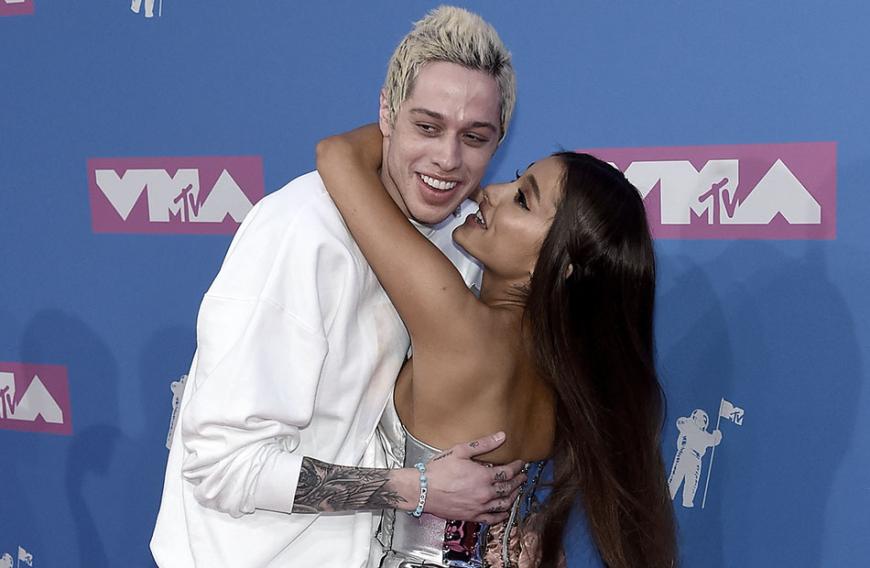 Die Blitz-Verlobung von Comedian Pete Davidson und Ariana Grande kam für alle überraschend! Im Mai 2018 ließen die Zwei sich Partnertattoos stechen und machten damit ihre Beziehung offiziell. Nicht mal vier Wochen später gaben die beiden ihre Verlobung bekannt.