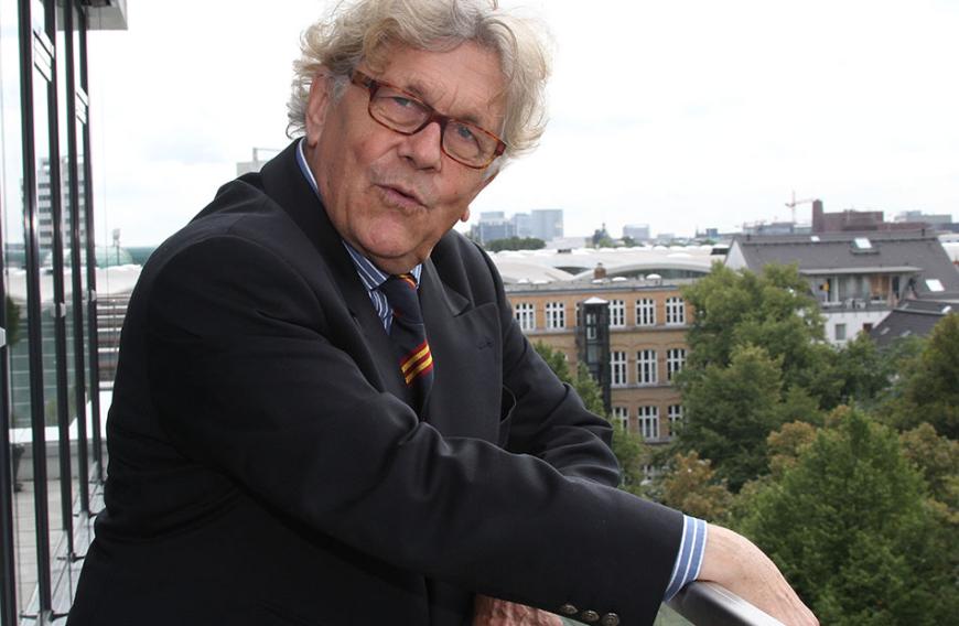 Er ist die deutsche Stimme von Alf: Tommi Piper. Zieht er in den Busch?