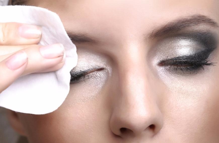 Die Kombination aus pflegendem Serum und Augen-Make-up-Entferner sorgt für längere und gesündere Wimpern.