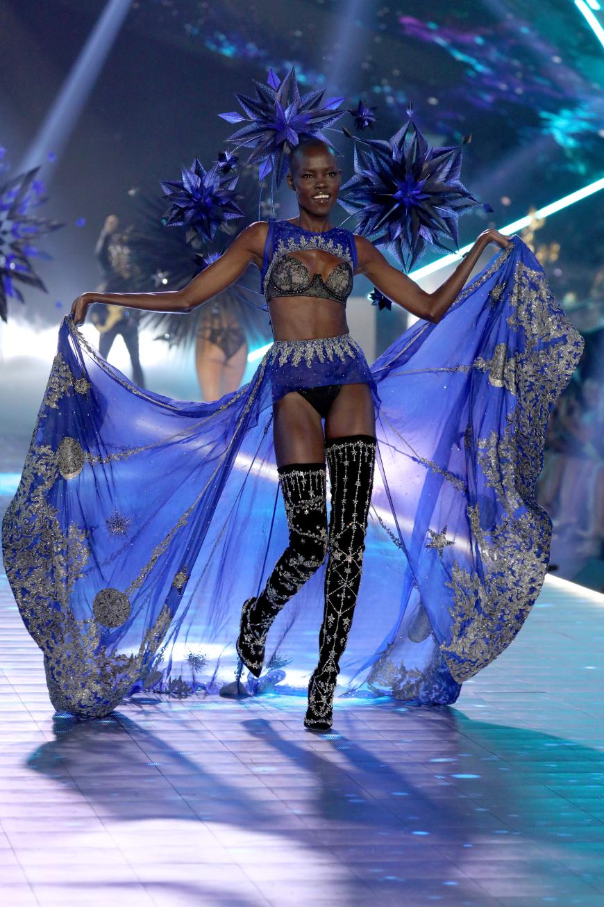 Grace Bol machte in ihrem nachtblauen Ensemble einem Sternenhimmel Konkurrenz.