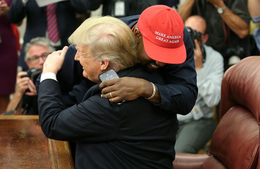 „Ich liebe diesen Kerl“, sagt Kanye über den Präsidenten der USA – und macht sich damit viele Feinde. Angeblich will er sich 2024 sogar selbst zur Wahl aufstellen lassen.
