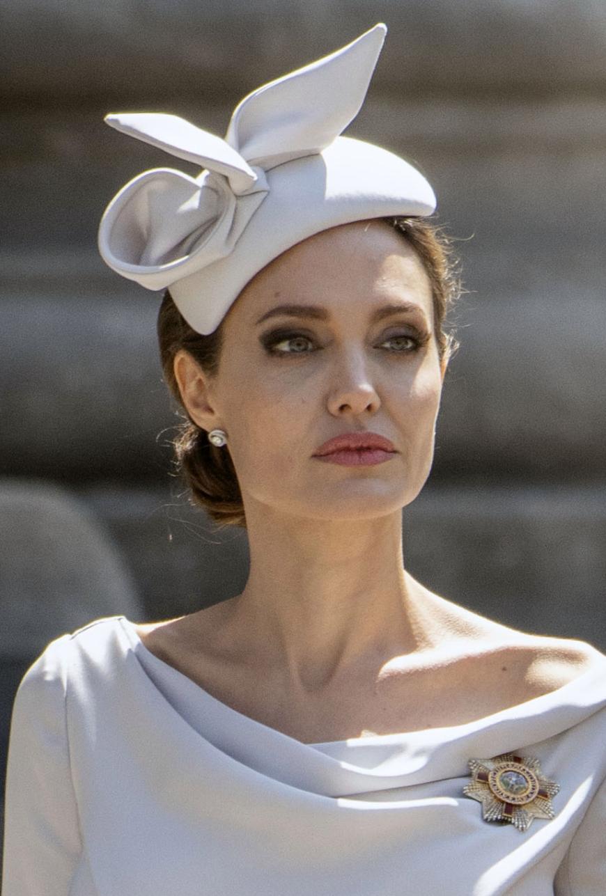 Seit Brad Pitt für sie Jennifer Aniston verließ, schlägt Angelina Jolie jede Menge Hass entgegen. Seit der Trennung von dem 54-Jährigen ist es noch schlimmer geworden.