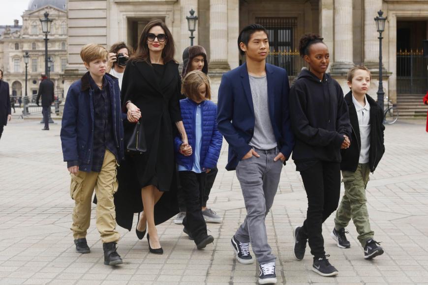 Angelina Jolie präsentiert sich als liebevolle Mutter. Sie fordert das alleinige Sorgerecht für die sechs Kinder Maddox,17, Pax,14, Zahara,13, Shiloh,12 sowie die Zwillinge Knox und Vivienne,10.