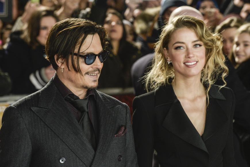 Hat Johny Depp seine Ex-Frau Amber Heard wirklich geschlagen? Er bestreitet die Vorwürfe: „Das tut weh. Was mich verletzt hat, ist, dass man als etwas dargestellt wird, von dem man nicht weiter entfernt sein könnte.“ Sein Image hat trotzdem gelitten.
