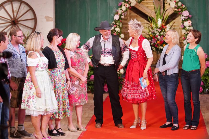 Zum Scheunenfest hatte Andreas fünf Frauen eingeladen: Kerstin, Michaela, Irmgard, Angelika und Ingeborg (v.l.).