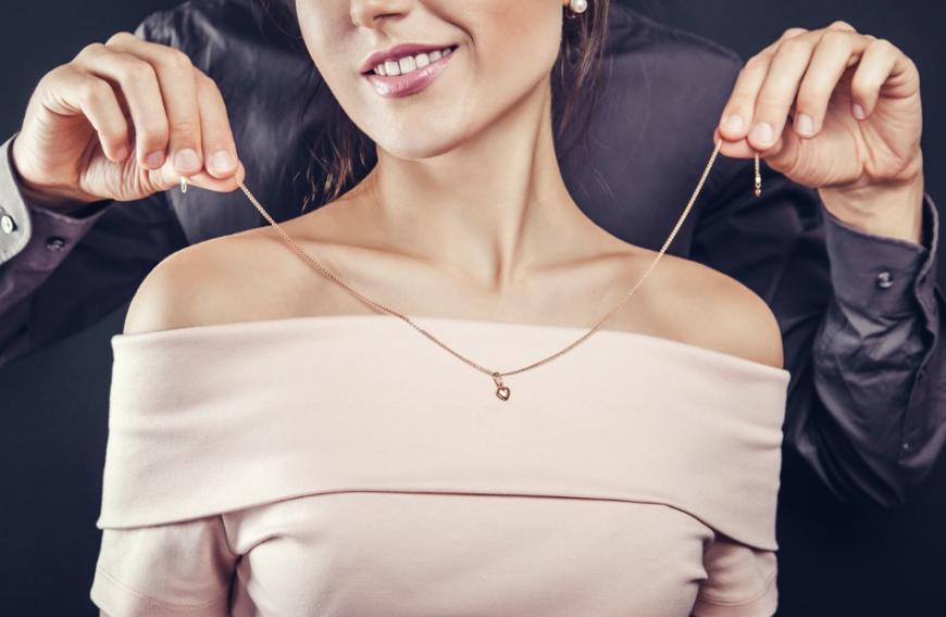 Überrasche jemanden zu Weihnachten mit einer wunderschönen Kette, einem Ring, einem Armband oder Ohrringen. 
