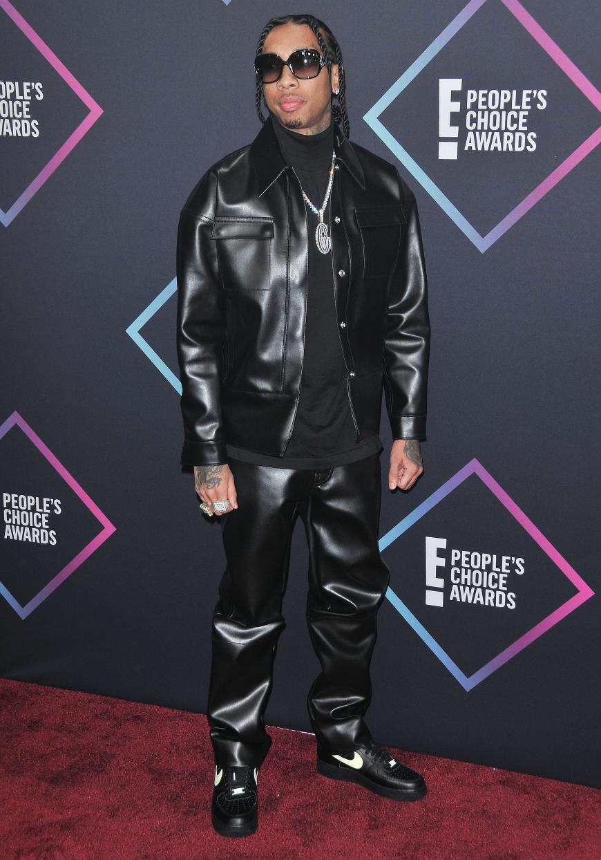 Ganz in Schwarz! Rapper Tyga kommt in diesem lässigen Leder-Look zur Award-Show.