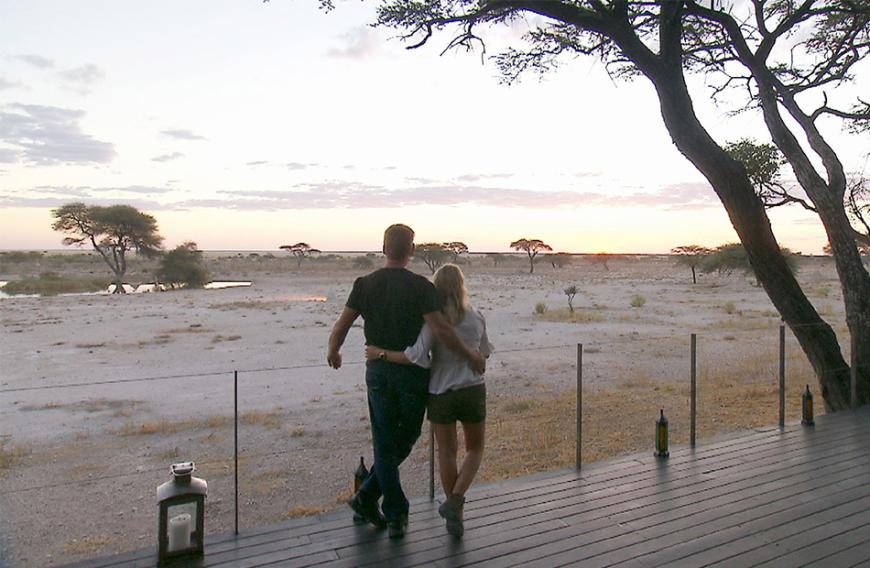 Die Noch-Singles genießen die Abendstimmung auf der Veranda eines Luxushotels im Etosha-Nationalpark. Beide sind sich einig: Wir übernachten im Doppelzimmer ...