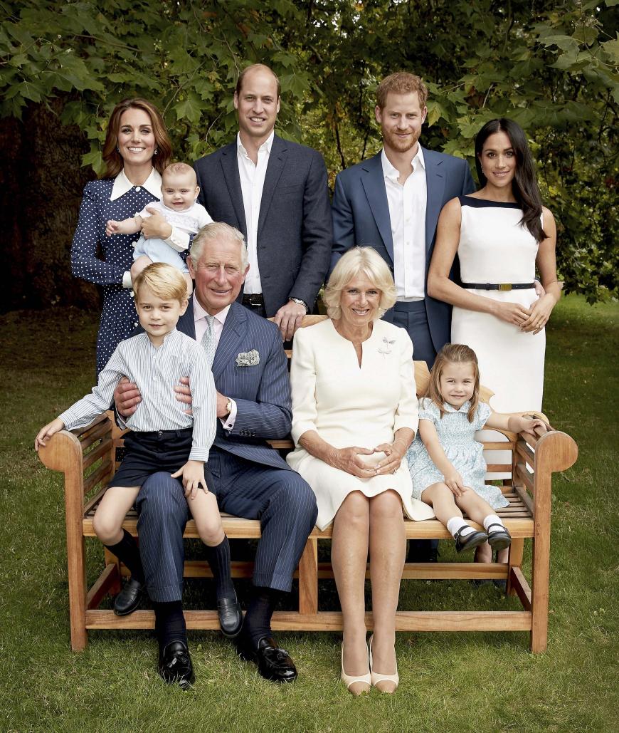 Die neuesten Aufnahmen zeigen auch den kleinen Prinz Louis, auf Herzogin Kates Arm, der das Volk entzückt.