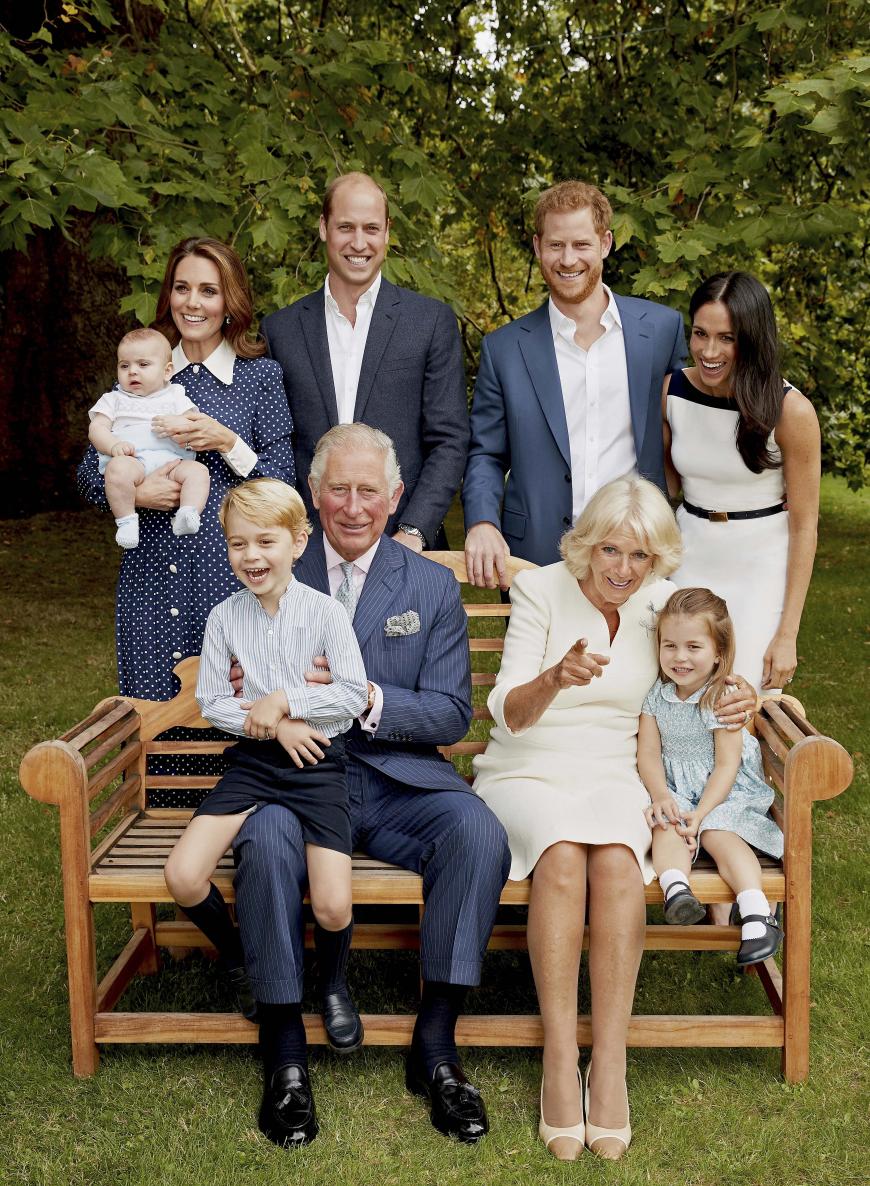Happy Birthday, Prince Charles! Anlässlich seines Ehrentages hat der Buckingham-Palast zwei besondere Fotos des 70 Jahre alten Thronfolgers im Kreis seiner Familie veröffentlicht. Auf dem Bild zu sehen sind Charles mit Ehefrau Camilla (71), Sohn William mit Kate (beide 36), Sohn Harry (34) mit Meghan (37) sowie die drei Enkelkinder George (6), Charlotte (3) und Louis (6 Monate). George sitzt auf dem Schoß von Opa Charles. Aufgenommen wurden die Bilder im Garten von Clarence House, dem Anwesen von Charles.