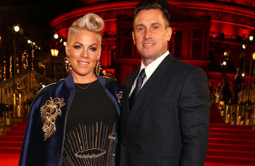 Der Motocrossfahrer ist seit 2006 mit Sängerin P!nk verheiratet. Die beiden sind Eltern von zwei geminsamen Kindern.