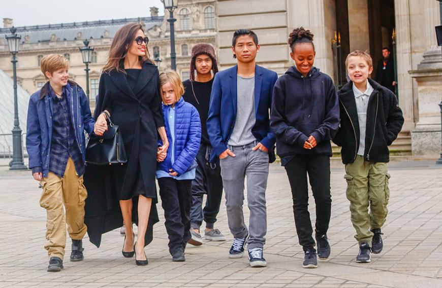 Angelina versuche die Stimmen ihrer Kinder für sich zu gewinnen, um einen Keil zwischen die Sechs und ihren Vater zu treiben.