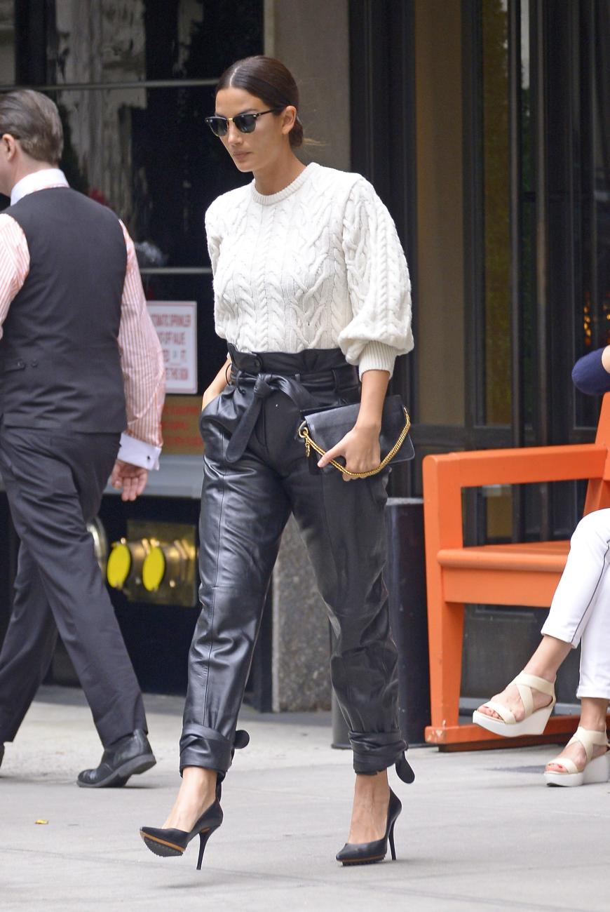 Während der New York Fashion Week im September spazierte Lily Aldridge, 33, durch die Straßen von New York. Der Look mit dem gemütlichen weißen Pullover und den sexy High Heels ist ein echter Street-Style-Hingucker.