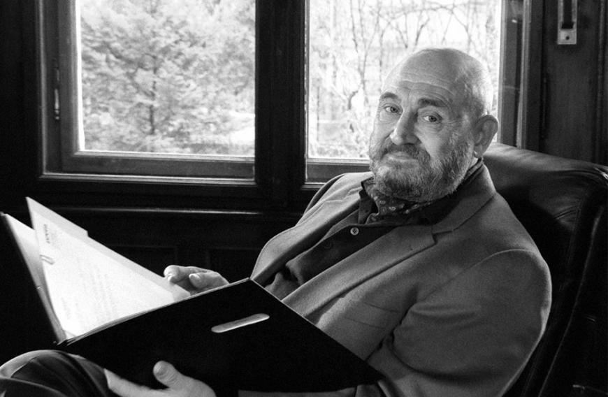 Viele kannten Rolf Hoppe aus „Drei Haselnüsse für Aschenbrödel“, dort spielte er die Rolle des Königs, der seinen aufmüpfigen Jungen endlich unter die Haube bekommen will. Doch nun ist der Schauspieler mit 87 Jahren gestorben. Er sei nach einem erfüllten Leben im Kreise seiner Familie entschlafen, teilte diese der Deutschen Presse-Agentur mit. Er war einer der beliebtesten Schauspieler der DDR, füllte mehr als 400 Film- und Bühnenrollen aus. 1982 gewann er sogar einen Oscar für den besten fremdsprachigen Film.